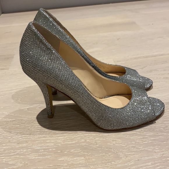 Shiny sliver pumps - Picture 3 of 5